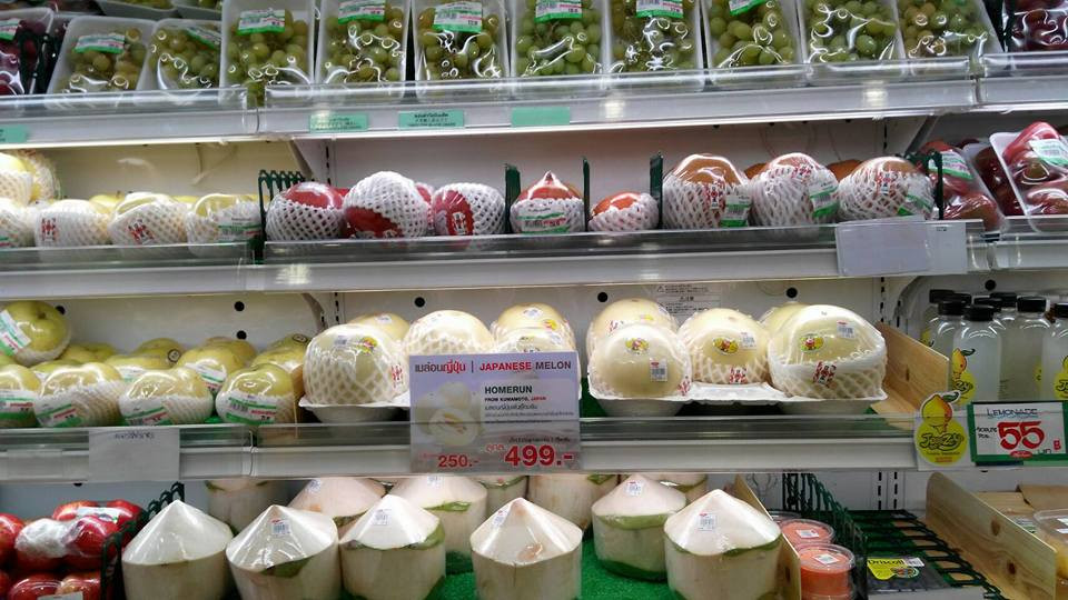 Dưa lê trắng được bán nhiều trong các siêu thị ở Nhật. Ảnh: Thitima Maicharoen.