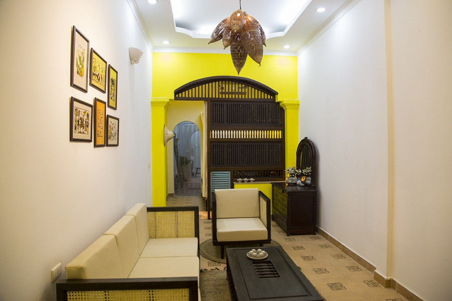 Nội thất chủ yếu làm từ tre, gỗ cộng với bức tranh dân gian Đông Hồ trên tường như thổi hồn quê vào trong nhà.