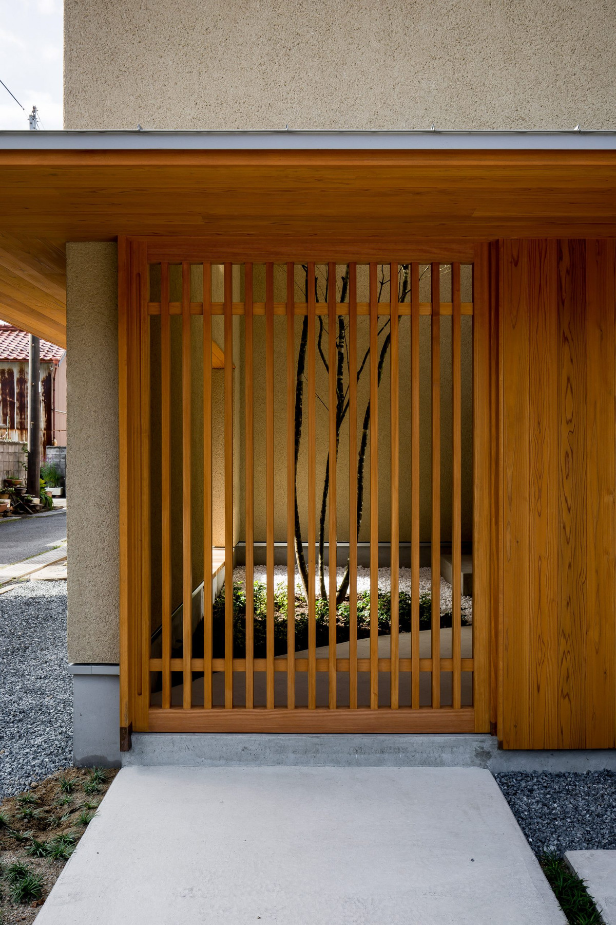 Để tận dụng tối đa ánh nắng, kiến trúc sư đã tạo ra một khoảng trống hai chiều cho khu vườn.