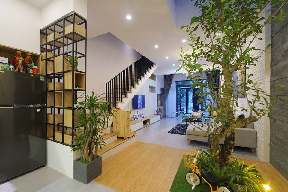 Cây đào tiên vừa làm cảnh vừa đóng vai trò như ranh giới giữa phòng khách và bếp ăn.