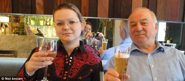 Ông Sergei Skripal và con gái Yulia Skripa