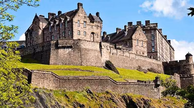 Lâu đài Edinburg nổi tiếng nhất bậc nhất thế giới là nơi ra đời của Vua James VI của Scotland. Ảnh: Lonely Planet.