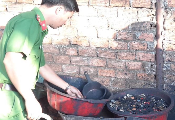 Dụng cụ chế biến cà phê bẩn tại cơ sở. Ảnh: Tiền Phong.