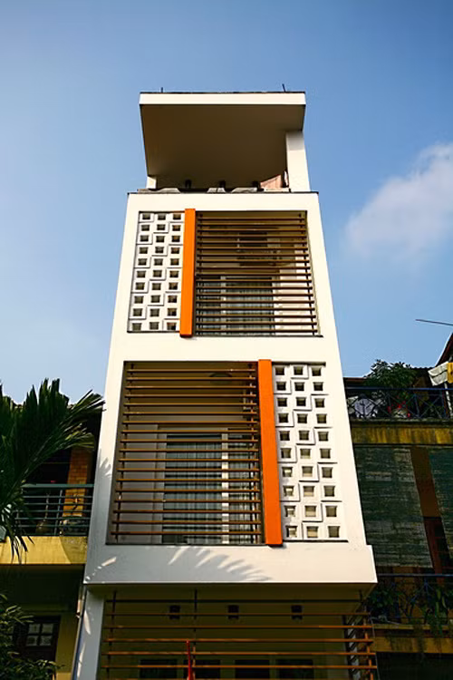 Nhà ống 5 tầng thông thoáng với hệ thống giếng trời, tận dụng nguồn sáng một cách tối đa. Hệ lam bằng bê tông giúp chắn nắng trực tiếp vào nhà. Ảnh: Kientaoviet.