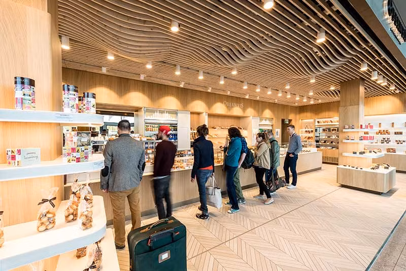  Đặt cửa nhiều cửa hàng ở bên phải. Hầu hết con người thuận tay phải và đều có xu hướng nhìn sang phải khi di chuyển. Lợi dụng thói quen này, trên đường đến ga, sân bay đặt hàng loạt cửa hàng.