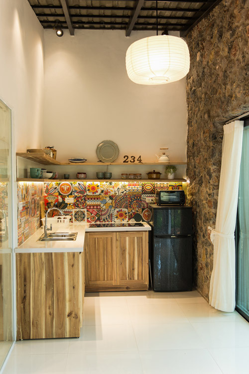 Nhà bếp nhỏ bắt mắt với gạch ốp tường họa tiết sặc sỡ.