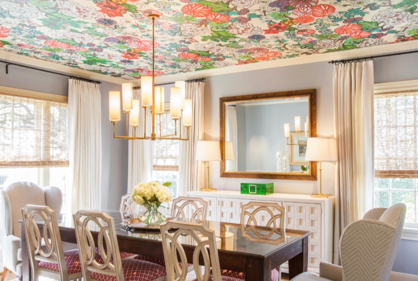 Họa tiết hoa lá cho cảm giác như thưởng thức bữa tối dưới tán cây ngoài trời. Ảnh: Laura U Design.