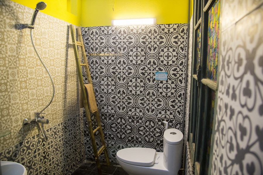 Kiến trúc truyền thống được thể hiện ở chi tiết gạch bông cổ điển trong phòng tắm.