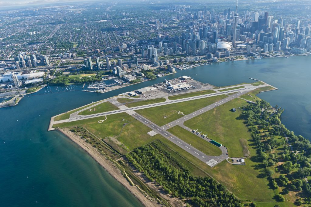 Đường băng của sân bay Toronto Billy Bishop (Canada) ấn tượng bởi những tòa nhà chọc trời và bến cảng hiện đại.