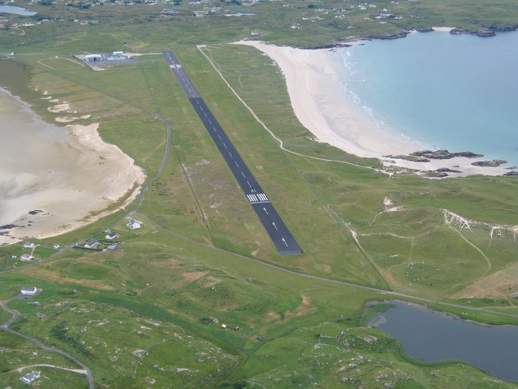 Nằm giữa rặng đồi xanh mướt, sân bay Donegal được bao quanh bởi khủng cảnh tuyệt đẹp của Carrickfinn, một trong những bãi biển đẹp nhất trên thế giới.