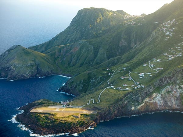 Sân bay Juancho E Yrausquin trên hòn đảo Saba (vùng Caribe thuộc Hà Lan) có một bên là đồi cao còn bên kia là vách đá sâu hẳn xuống biển.