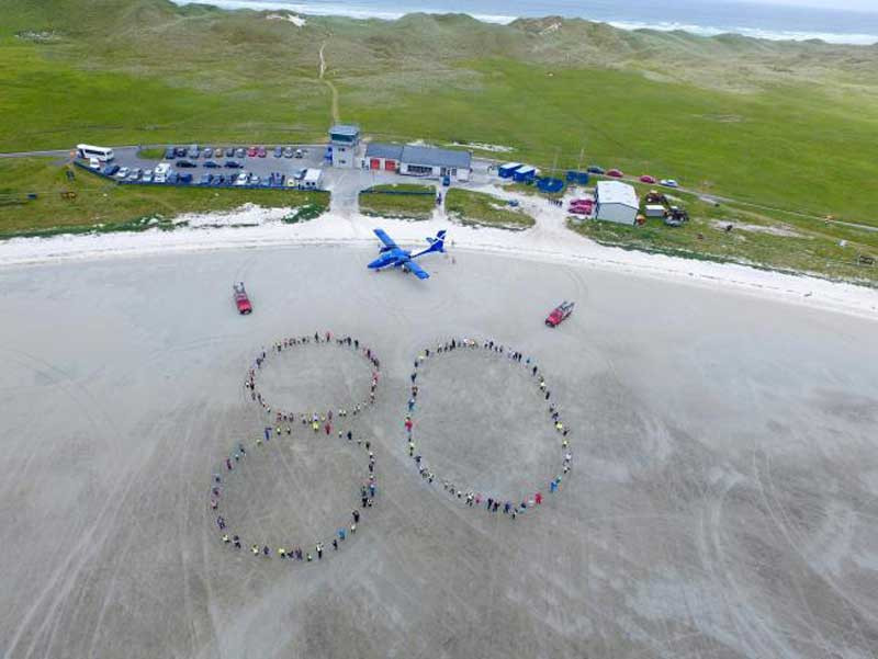 Không có đường băng thông thường, tại sân bay Barra (Scotland), máy bay phải hạ cánh và cất cánh trên bở biển. Điều đó tạo nên một khung cảnh không thể tuyệt vời hơn cho du khách.