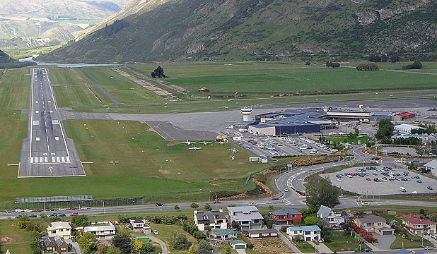 Không thể phủ nhận những ngọn đồi xanh mơn mởn xung quanh tạo nên cảnh đẹp ấn tượng cho sân bay Queenstown, New Zealand.