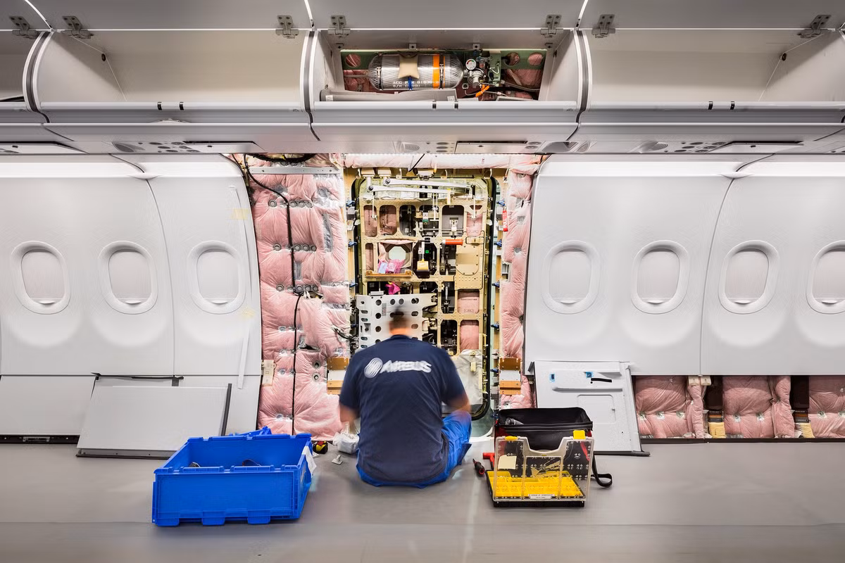 Sau khi hoàn thành phần thân máy, công nhân tiến hành lắp rắp nội thất.