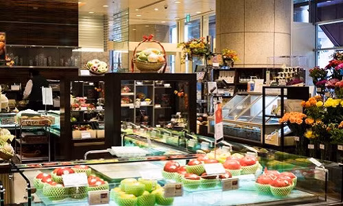 Cửa hàng Sembikiya ở Tokyo được bài trí sang trọng như tiệm trang sức. Nguồn ảnh: Buzzfeed.