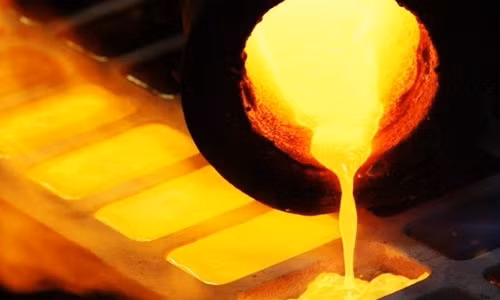 Vàng lỏng sẽ được đổ từ nồi nấu vào khuôn. Ảnh: Getty Images.