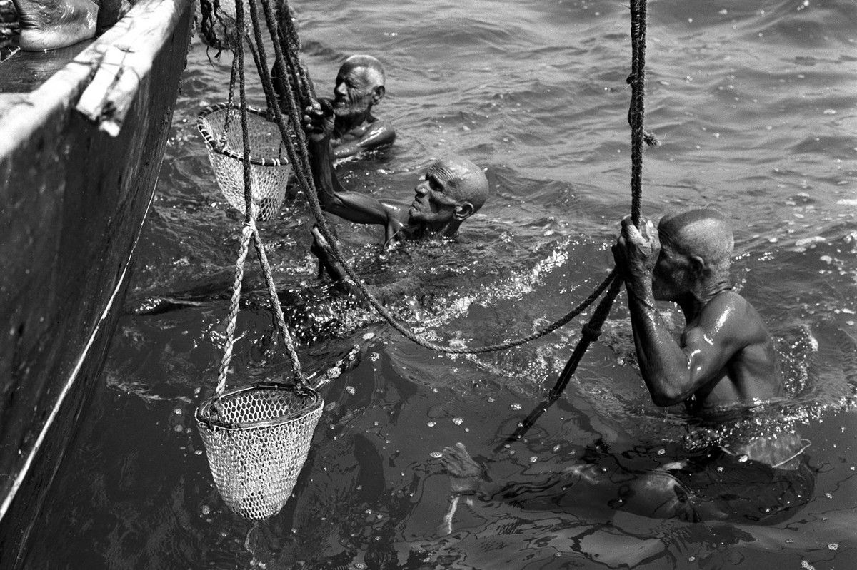 Chính vì thế, nghề lặn bắt ngọc trai ở Vương quốc Bahrain được xem như một nghề vô cùng cực nhọc. Ảnh: Selamta.