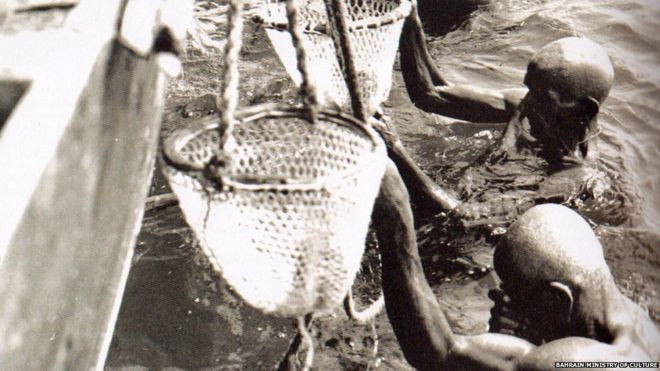 Thời xưa, phần lớn người dân Bahrain làm nghề khai thác ngọc trai từ lặn bắt ngọc trai dưới biển đến buôn bán ngọc trai cho các thương gia. Ảnh: BBC.