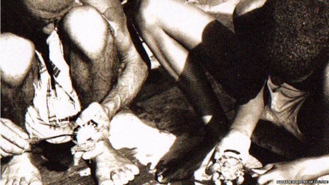 Sau công đoạn lặn bắt dưới biển là việc dùng dao tách để lấy ngọc trai bên trong. Họ sử dụng con dao có độ cong đặc biệt. Ảnh: BBC.