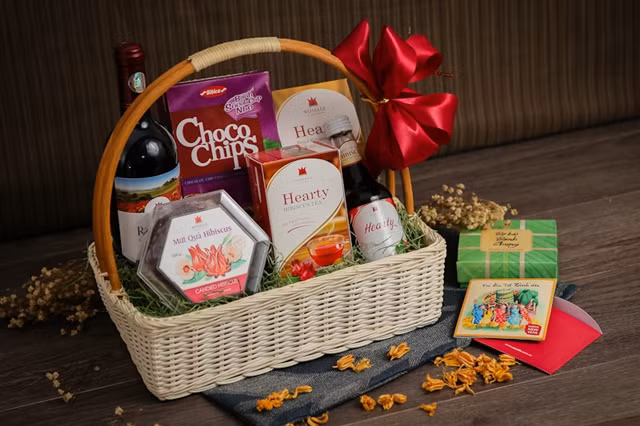 Giỏ quà tết là một lựa chọn quen thuộc của người Việt mỗi dịp xuân về. Ảnh: Thaomoc.