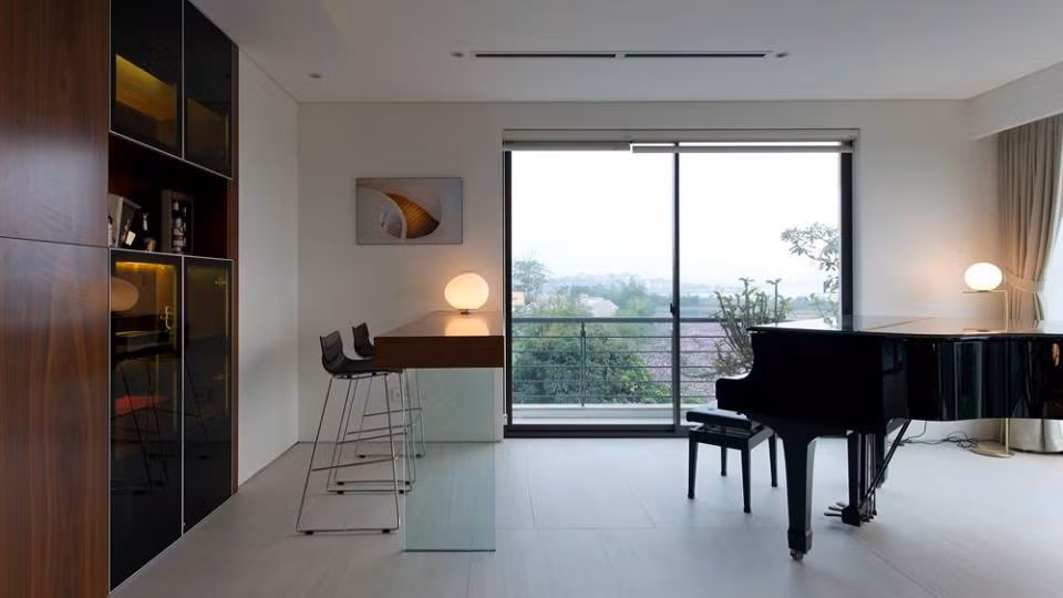 Tại phòng đa năng của căn biệt thự, gia chủ có thể dễ dàng ngắm cảnh đẹp thơ mộng bên ngoài. Nguồn ảnh: Idee Architects.