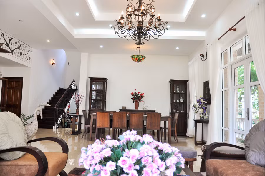 Gam màu trắng làm nền cho các món đồ nội thất gỗ tỏa sáng.