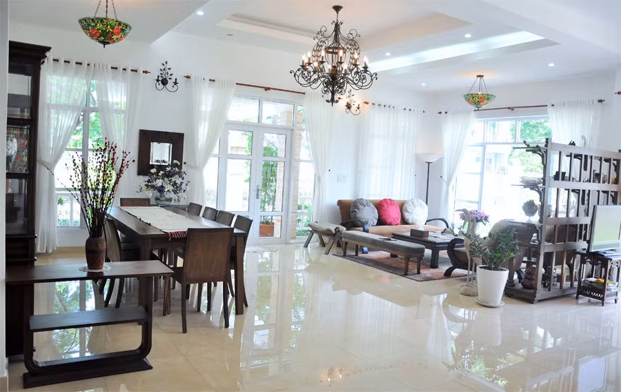 Trái ngược với vẻ ngoài mộc mạc, bên trong căn nhà là nội thất hiện đại, mang phong cách đồng quê châu Âu.