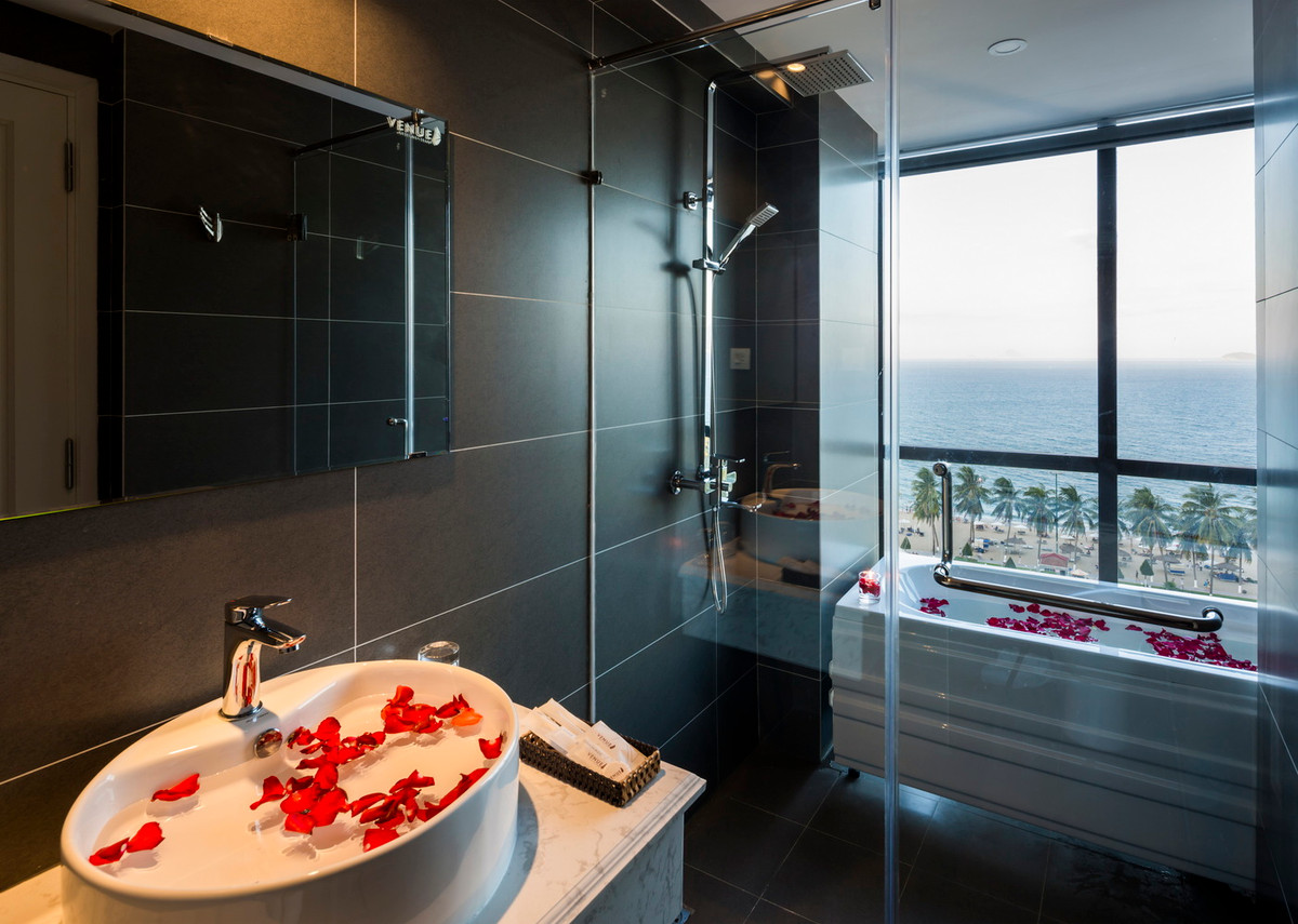 Phòng tắm thiết kế mở, thoáng sáng.