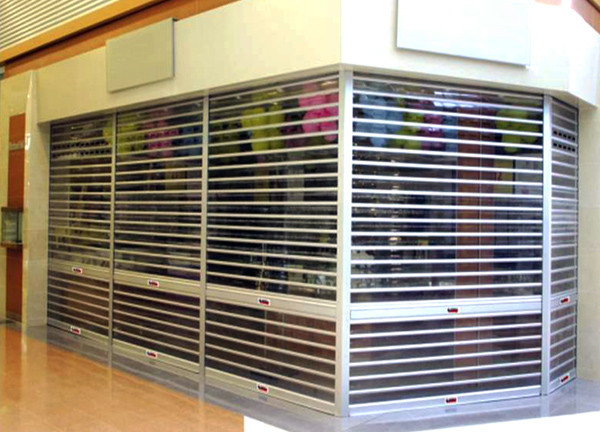 Ưu điểm của cửa cuốn khớp inox là giúp cho căn phòng thoáng mát, hứng được nhiều ánh sáng tự nhiên hơn. Vì thế, chúng thường được sử dụng cho những cửa hàng, showroom...Ảnh: Cuacuonbossdoor.