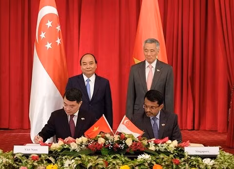 Hai Thủ tướng chứng kiến lễ ký kết các văn kiện hợp tác. Nguồn: VOV.