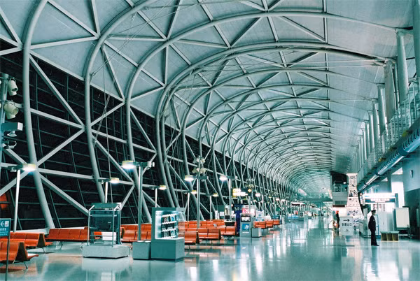 Phần bao che của công trình được làm từ những tấm kính mờ. Ảnh: Gizmodo UK.