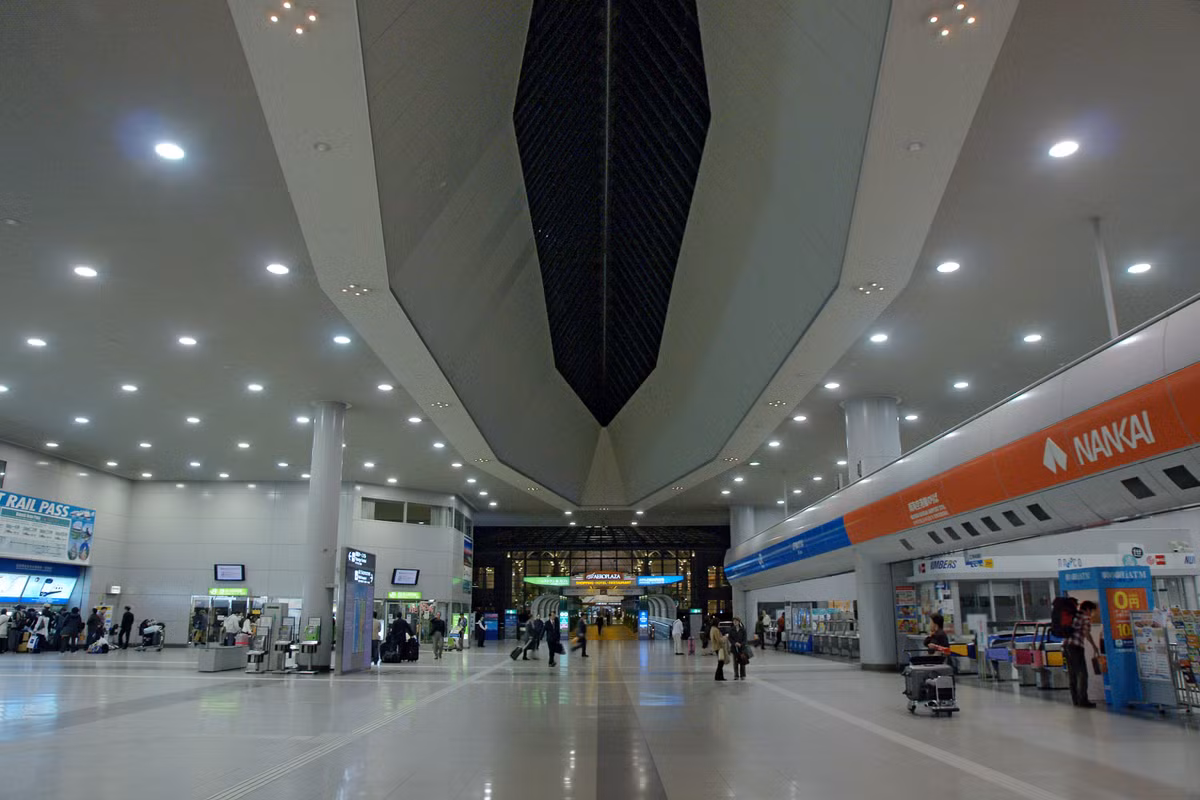 Nhưng có lẽ điều tinh túy nhất trong thiết kế sân bay Kansai nằm ở việc nó được xây dựng trên hòn đảo nhân tạo giữa biển. Việc tạo ra một khối móng vững chắc, hạn chế độ lún theo thời gian chắc chắn là một bài toán khó và phức tạp đối với người thiết kế. Ảnh: Wiki.