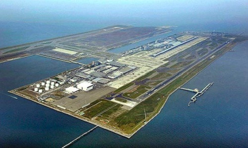 Chi phí xây dựng cho sân bay quốc tế Kansai vào khoảng hơn 20 tỷ USD. Nhìn từ trên xuống, công trình như 1 chiếc thuyền đang lơ lửng trôi với phần thân chính và cánh là các cổng chờ của sân bay. Ảnh: Man-made Marvels.