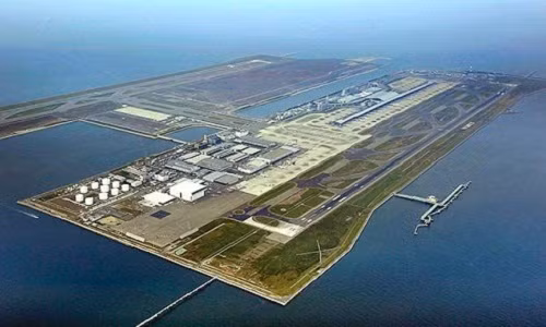 Chi phí xây dựng cho sân bay quốc tế Kansai vào khoảng hơn 20 tỷ USD. Nhìn từ trên xuống, công trình như 1 chiếc thuyền đang lơ lửng trôi với phần thân chính và cánh là các cổng chờ của sân bay. Ảnh: Man-made Marvels.
