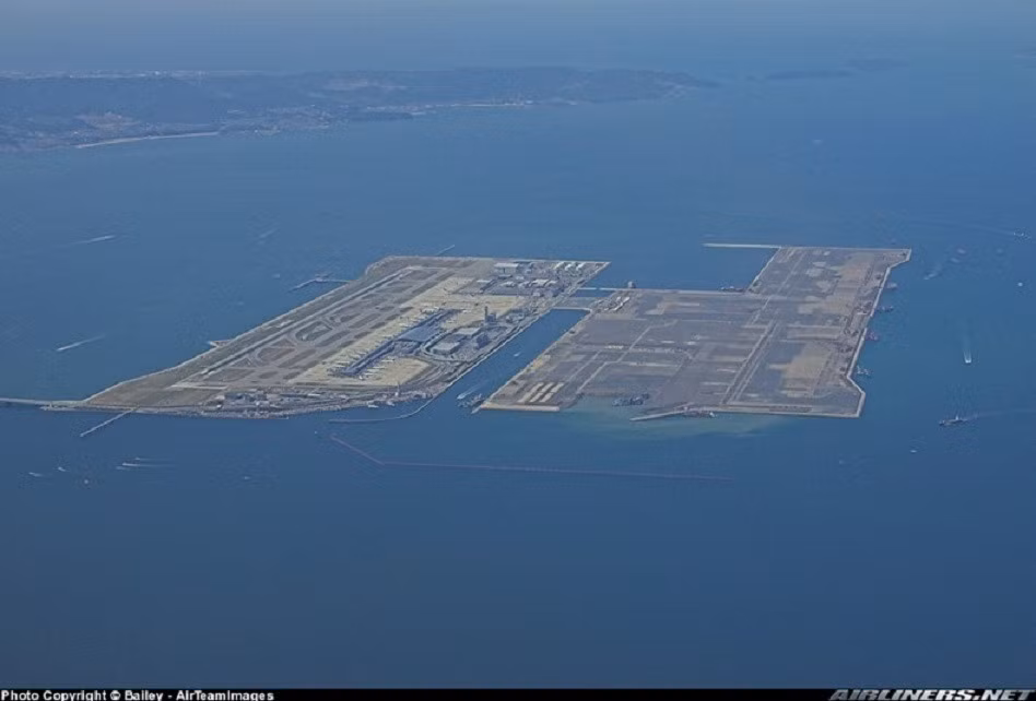 Với sự tham gia và làm việc miệt mài của hơn 10000 công nhân và kĩ sư trong vòng 6 năm (1988-1994), công trình được tạo ra từ một bức tường đá dày 3m được khai thác từ các ngọn núi, với một chiếc cầu dài hơn 3km nối từ hòn đảo với đất liền. Ảnh: Airlines.