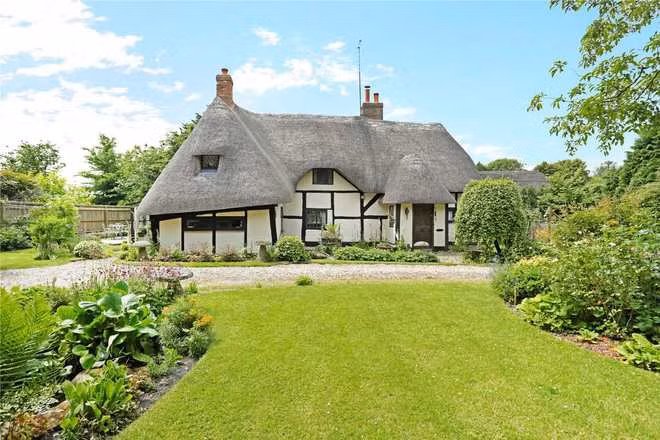 Nằm tại quận Marlborough, bang Massachusetts (Mỹ), ngôi nhà cổ tích này có đầy đủ tính năng cần thiết như sàn gạch, cửa sổ dẫn ánh sáng vào.