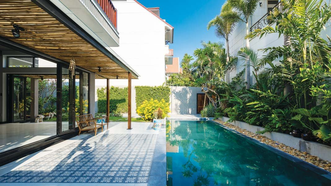 Biệt thự vườn sở hữu không gian rộng lớn và bể bơi ngoài trời sang trọng.