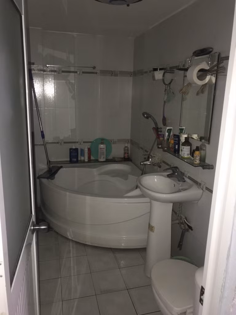 Phòng tắm nhà cũ không ánh sáng và rất ẩm thấp.