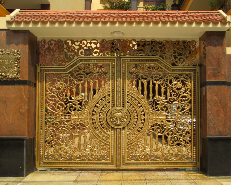 Mẫu cổng nhôm đúc với đường nét hoa văn uốn lượn tinh xảo thể hiện phong cách cổ điển xen lẫn hiện đại. Ảnh: Nhomduclc.