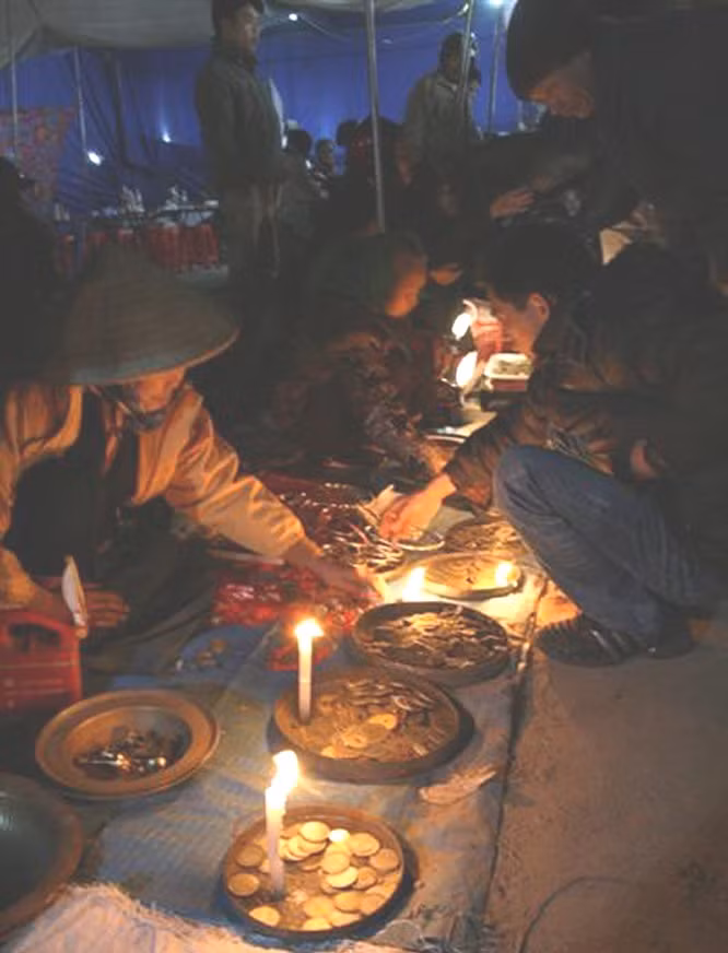 Nằm ở địa phận Làng Ó (nay là làng Xuân Ổ), xã Võ Cường, thành phố Bắc Ninh, chợ Âm Dương diễn ra vào duy nhất đêm mùng 4 rạng ngày mùng 5 Tết. Ảnh: Zing.