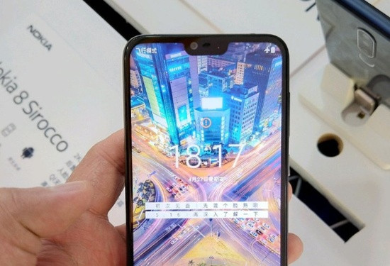 Nokia X sẽ có màn hình hiển thị tai thỏ kích thước thước 5,8 inch, sử dụng tỉ lệ 19:9 với độ phân giải Full HD+ (2280 x 1080 pixel). Viền màn hình hai bên của máy khá mỏng nhưng viền dưới vẫn đủ dày để hãng đặt thương hiệu Nokia. Tai thỏ ở mép trên là nơi bố trí camera phụ, các loại cảm biến và tai nghe.