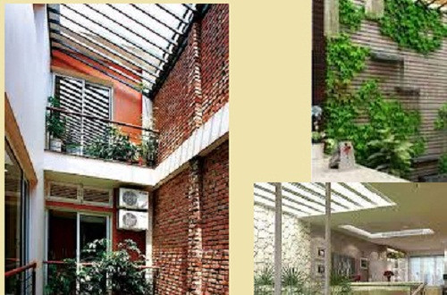 Vì vậy, khi thiết kế giếng trời cần đảm bảo có một số mảng sần để giảm âm thanh như sơn gai, ốp đá tự nhiên, gạch trần. Ảnh: Printest.