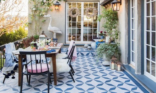 Nếu không có không gian rộng và muốn sự sạch sẽ, tách biệt thì đơn giản với khoảng sân sau nhà được lát bằng gạch sáng màu cùng bộ bàn ghế đơn giản được điểm xuyến với những chậu cây xung quanh.