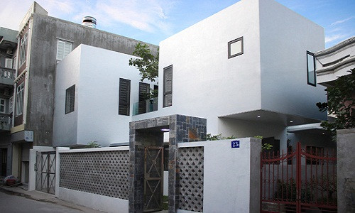 Ngôi nhà phố 2 tầng hình hộp kín như bưng này thuộc sở hữu của vợ chồng KTS trẻ tuổi Trịnh Hải Long và Nguyễn Minh Thủy (Văn phòng Nhà của Gió).