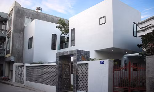 Ngôi nhà phố 2 tầng hình hộp kín như bưng này thuộc sở hữu của vợ chồng KTS trẻ tuổi Trịnh Hải Long và Nguyễn Minh Thủy (Văn phòng Nhà của Gió).