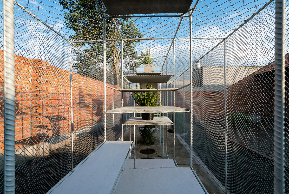 Trong chuồng còn có những khối hộp treo cao cho gà tự do bay nhảy.