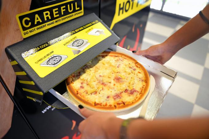 Hơn nữa, bánh vẫn nóng sốt như vừa mua ngoài tiệm về. Ảnh: The New Paper.