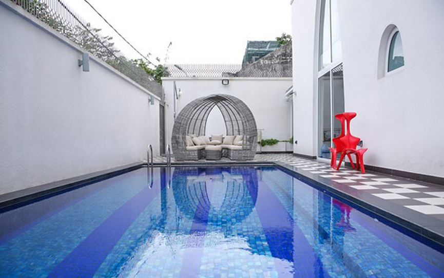 Bên trong biệt thự của còn có một hồ bơi lớn. Ảnh: Tiền phong.