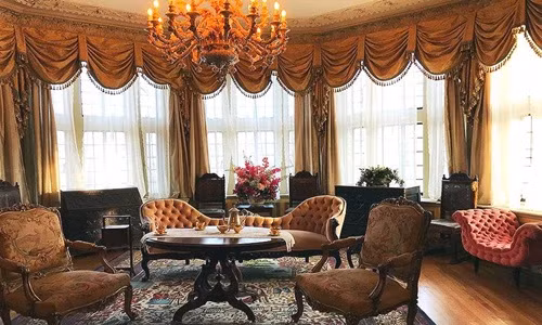 Phòng khách xa hoa mang phong cách châu Âu.