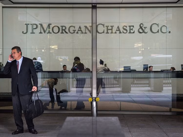 Sở hữu 2.530 tỷ USD, JPMorgan Chase là ngân hàng lớn nhất ở Mỹ. JPMorgan Chase có trụ sở tại New York, đồng thời là một trong những hãng dịch vụ tài chính lâu đời nhất trên thế giới (thành lập 1799).